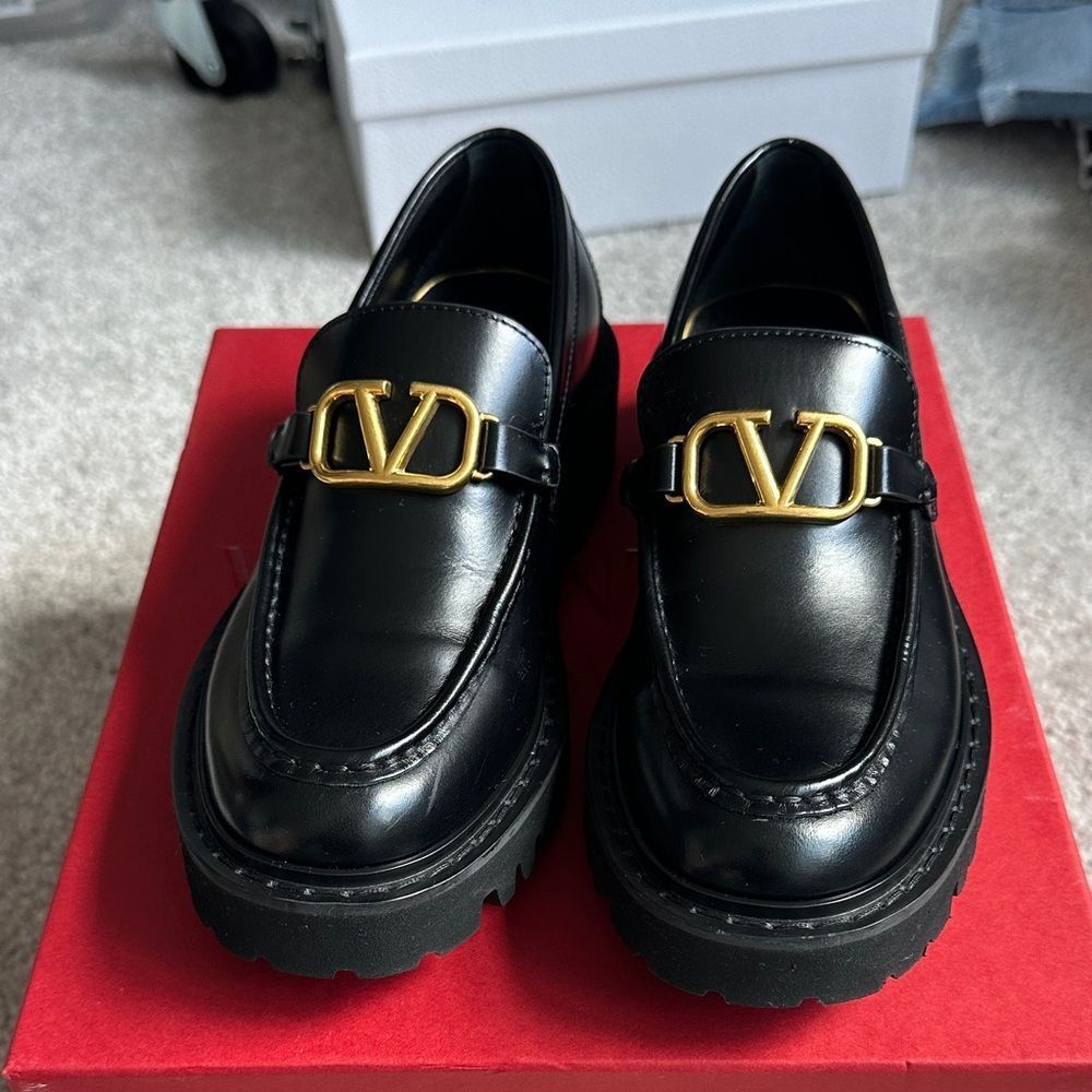 Valentino V Logo Signature Black Leather Lug Sole Loafer Womens 35.5 New in Box